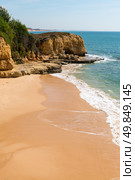 Golden beaches and sandstone cliffs near Albufeira, South Portugal. Стоковое фото, агентство Ingram Publishing / Фотобанк Лори