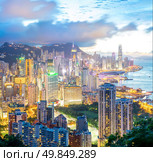 Panorama Hong Kong city Skyline from braemar hill at dusk. Стоковое фото, агентство Ingram Publishing / Фотобанк Лори