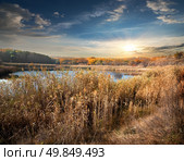 Autumn river and reeds and cloudy sky. Стоковое фото, агентство Ingram Publishing / Фотобанк Лори
