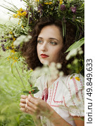 attractive girl in a meadow with a wreath. Стоковое фото, агентство Ingram Publishing / Фотобанк Лори
