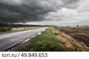 Road in cloudy weather against thunderclouds. Стоковое фото, агентство Ingram Publishing / Фотобанк Лори