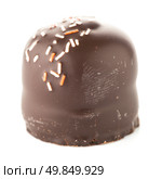 Chocolate coated marshmallow isolated on white background. Стоковое фото, агентство Ingram Publishing / Фотобанк Лори