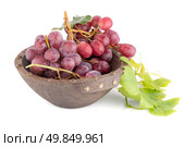 Fresh red grapes in wood bown isolated on white background. Стоковое фото, агентство Ingram Publishing / Фотобанк Лори