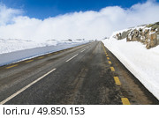 Mountain road with white snow. Стоковое фото, агентство Ingram Publishing / Фотобанк Лори