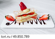 Strawberry Mille Feuille cake in white plate. Стоковое фото, агентство Ingram Publishing / Фотобанк Лори
