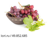 Fresh red grapes in wood bown isolated on white background. Стоковое фото, агентство Ingram Publishing / Фотобанк Лори