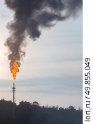 oil reinery Distillation tower with smoke stack pollution. Стоковое фото, агентство Ingram Publishing / Фотобанк Лори