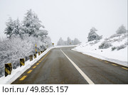 Mountain road with white snow. Стоковое фото, агентство Ingram Publishing / Фотобанк Лори