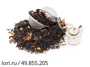 Aromatic black dry tea with petals and a tea strainer on white reflective background. Стоковое фото, агентство Ingram Publishing / Фотобанк Лори