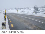 Mountain road with white snow. Стоковое фото, агентство Ingram Publishing / Фотобанк Лори