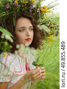 attractive girl in a meadow with a wreath. Стоковое фото, агентство Ingram Publishing / Фотобанк Лори