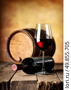 Red wine and wooden cask on a table. Стоковое фото, агентство Ingram Publishing / Фотобанк Лори
