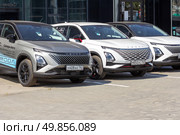 Russia, Samara. 23.04.2025. Omoda cars of the Chinese company Chery are in the showroom for sale on a sunny summer day. Text in Russian: Samara auto, Moscow highway. Редакционное фото, фотограф Акиньшин Владимир / Фотобанк Лори