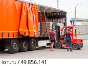 Russia. Samara, June 28, 2024: a forklift unloads a truck with construction materials. Редакционное фото, фотограф Акиньшин Владимир / Фотобанк Лори