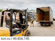 Russia. Samara, June 5, 2024: a forklift loads building materials onto a truck at a market. Редакционное фото, фотограф Акиньшин Владимир / Фотобанк Лори