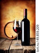 Red wine in bottle and cask on a wooden table. Стоковое фото, агентство Ingram Publishing / Фотобанк Лори