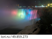 Illumination light at Horseshoe Falls viewed from Table Rock in Queen Victoria Park in Niagara Falls at night, Ontario, Canada. Стоковое фото, агентство Ingram Publishing / Фотобанк Лори