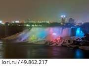 Illumination light of american Falls as viewed from Table Rock in Queen Victoria Park in Niagara Falls at night, Ontario, Canada. Стоковое фото, агентство Ingram Publishing / Фотобанк Лори