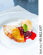 Icecream pancake with Raspberry dessert. Стоковое фото, агентство Ingram Publishing / Фотобанк Лори