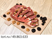 Raw Pork stuffed with walnuts and prunes. Стоковое фото, фотограф Володина Ольга / Фотобанк Лори