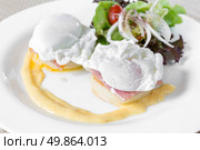 Eggs Benedict- toasted English muffins, ham, poached eggs, and delicious buttery hollandaise sauce for breakfast. Стоковое фото, агентство Ingram Publishing / Фотобанк Лори