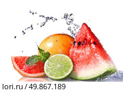 Water splash on fresh fruits isolated on white. Стоковое фото, агентство Ingram Publishing / Фотобанк Лори