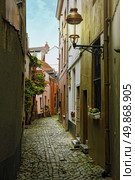 Old street with flowers in Brussels, Belgium. Стоковое фото, агентство Ingram Publishing / Фотобанк Лори