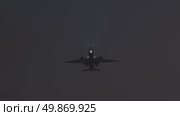 Passenger plane landing at night. Стоковое видео, видеограф Михаил Коханчиков / Фотобанк Лори