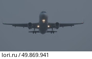 Passenger plane landing at night. Стоковое видео, видеограф Михаил Коханчиков / Фотобанк Лори