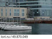 Яхты у причала в Спортивной гавани Владивостока (2022 год). Редакционное фото, фотограф Free Wind / Фотобанк Лори