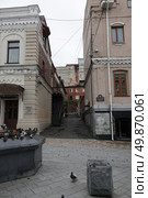 Старое здание на улице Адмирала Фокина в историческом центре города Владивостока (2022 год). Редакционное фото, фотограф Free Wind / Фотобанк Лори
