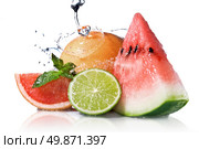 Water splash on fresh fruits isolated on white. Стоковое фото, агентство Ingram Publishing / Фотобанк Лори