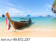 Tropical beach, traditional long tail boats, Andaman Sea, Thailand. Стоковое фото, агентство Ingram Publishing / Фотобанк Лори