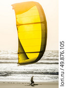 Kitesurfer on a beautiful background of spray during the sunset. Стоковое фото, агентство Ingram Publishing / Фотобанк Лори