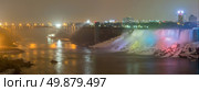 Panorama Illumination light of american Falls as viewed from Table Rock in Queen Victoria Park in Niagara Falls at night, Ontario, Canada. Стоковое фото, агентство Ingram Publishing / Фотобанк Лори