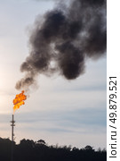 oil reinery Distillation tower with smoke stack pollution. Стоковое фото, агентство Ingram Publishing / Фотобанк Лори