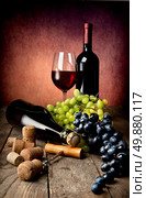 Winy still life on a wooden table. Стоковое фото, агентство Ingram Publishing / Фотобанк Лори