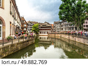Quaint timbered houses of Petite France, Strasbourg, France. Стоковое фото, агентство Ingram Publishing / Фотобанк Лори