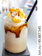 creme brulee tea frappe with Whipped Cream. Стоковое фото, агентство Ingram Publishing / Фотобанк Лори