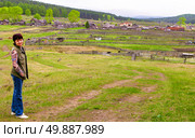 beautiful mature women sitting on a rock above the village of Tyulyuk against the backdrop of the Zigalga ridge in the Southern Urals. Стоковое фото, фотограф Акиньшин Владимир / Фотобанк Лори