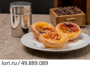 Pasteis de Nata or Portuguese Custard Tarts on wooden table. Стоковое фото, агентство Ingram Publishing / Фотобанк Лори