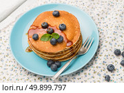 Delicious golden pancakes with fresh blackberries. Стоковое фото, агентство Ingram Publishing / Фотобанк Лори