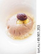 Chinese dessert, Chinese hot sticky rice and taro with ginkgo in sweet syrup. Стоковое фото, агентство Ingram Publishing / Фотобанк Лори