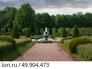 Strelna, St. Petersburg, Russia, June 12, 2025: The Court Fountain in the Lower Park of the Palace and Park Ensemble of the Konstantinovsky Palace on a sunny summer day. Редакционное фото, фотограф Ula Ulachka / Фотобанк Лори