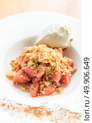 apple crumble with Icecream and cinnamon powder. Стоковое фото, агентство Ingram Publishing / Фотобанк Лори