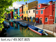 Boat and colored houses in Venetian Burano, Italy. Стоковое фото, агентство Ingram Publishing / Фотобанк Лори