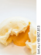 Chinese dim sum yolk lava Bun - Steamed Chinese groumet cuisine. Стоковое фото, агентство Ingram Publishing / Фотобанк Лори