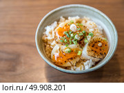 Hotate on rice with uni sauce, Grilled fried scallop rice, gourmet japanese cuisine. Стоковое фото, агентство Ingram Publishing / Фотобанк Лори
