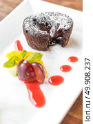 Chocolate fondant lava cake with Icecream and fresh fruit. Стоковое фото, агентство Ingram Publishing / Фотобанк Лори