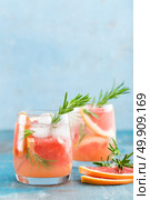Grapefruit and rosemary gin cocktail, refreshing drink with ice. Стоковое фото, агентство Ingram Publishing / Фотобанк Лори